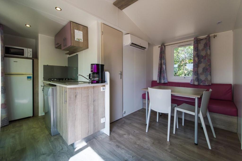 Camping Les Hautes Prairies Lourmarin Eksteriør billede